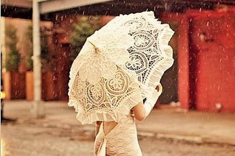 Decorating with lace parasol 
