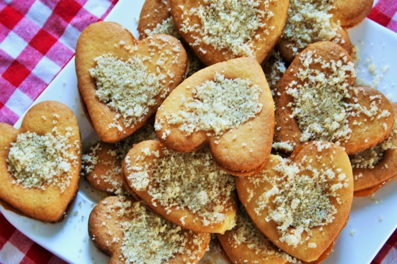 Linzer with apricot jamLinzer with apricot jam