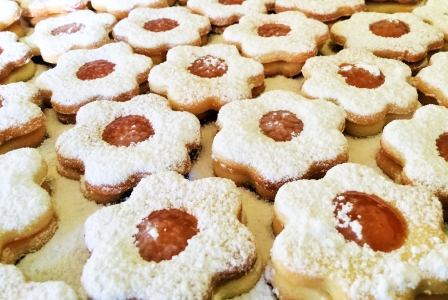 Linzer cookies with apricot jam