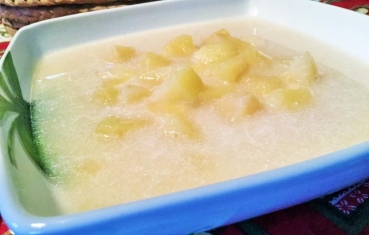 Easy apple soup with cinnamon